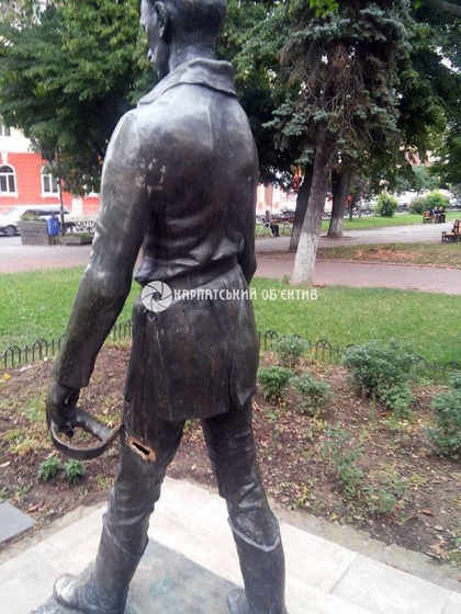 В Ужгороде украли у памятника саблю