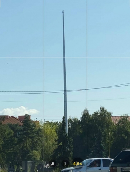 Новый флагшток в Ужгороде, установленный ко Дню Независимости, наклонился