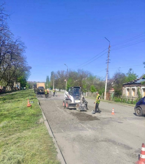 У Краматорську комунальники ремонтують дорожнє полотно на місці ракетного удару по вулиці Дмитра Мазура