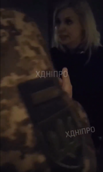Власниця елітного клубу Soho в Дніпрі накинулася з нецензурною лайкою на військових, що перевіряли документи у відвідувачів: &quot;Х#й якийсь прийшов! Ви всі х#ї? Я можу з вами розмовляти як захочу!&quot; (відео)