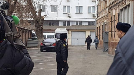 Януковича привезли к зданию суда в Ростове