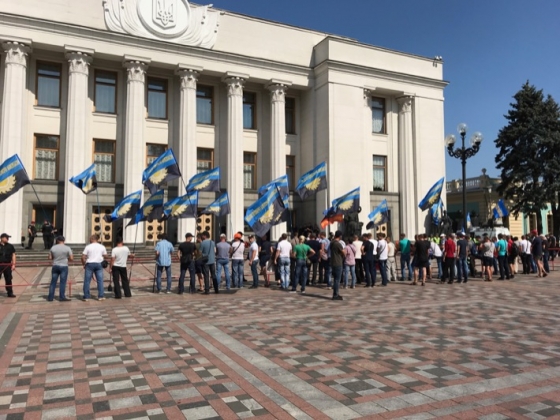 Шахтеры снова пикетирую Раду. Требуют погасить долги по зарплате