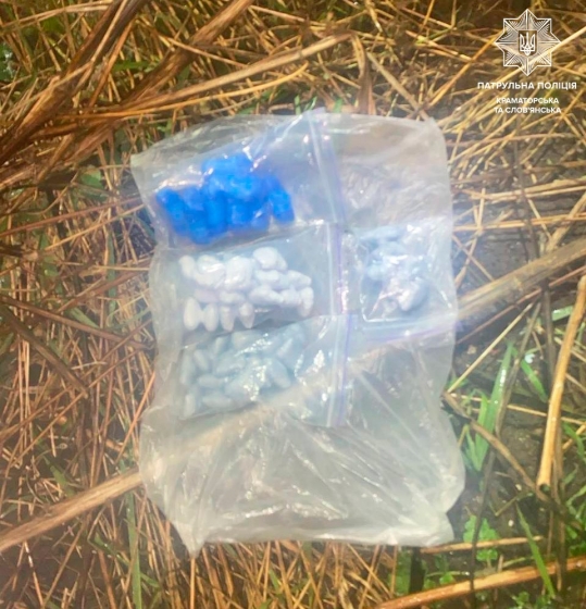 У Слов’янську патрульні виявили ймовірного закладчика та речовини, схожі на наркотичні