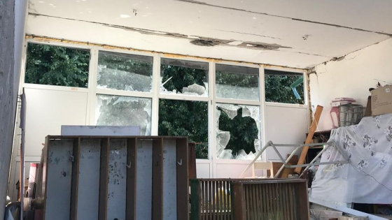 Окупанти вдарили дроном по дитячому садочку на Харківщині, діти не постраждали