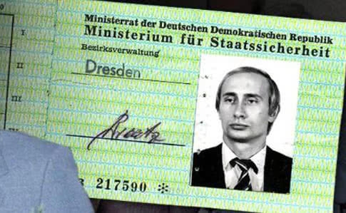 В Германии нашли удостоверение Путина на службе в Штази. Кремль отреагировал