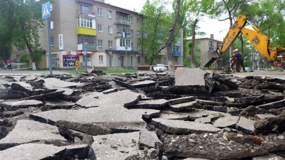 В Краматорске ремонтируют аварийные участки тротуара по ул. Академической (фото)