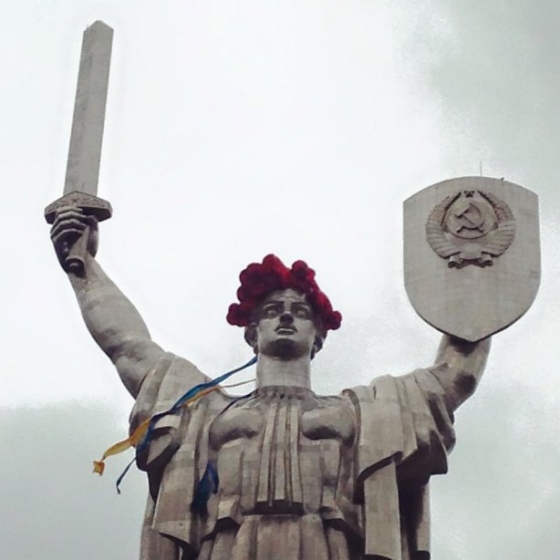 В Киеве Родина-мать &quot;одела&quot; маковый венок 