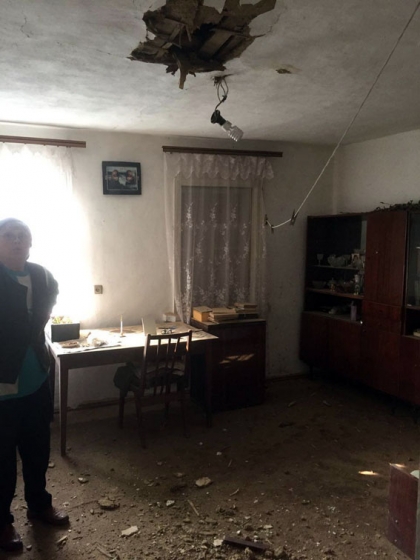 В Авдеевке в результате вчерашнего обстрела поврежден дом местных пенсионеров