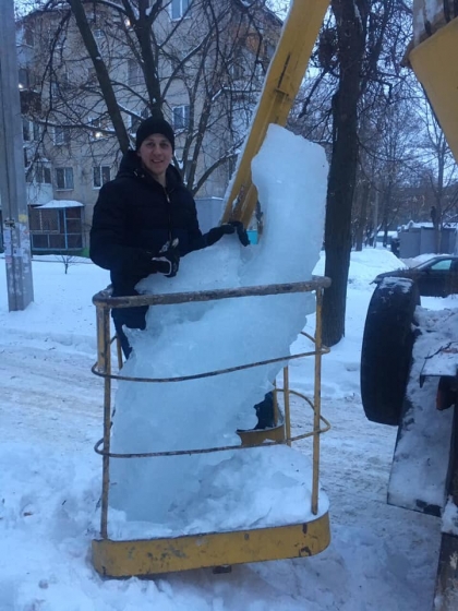Сосульку размером с человека и весом под 100 кг сняли с крыши в Харькове