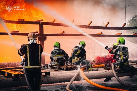 В Київській області вже третю добу гасять пожежу на підприємстві через атаку РФ