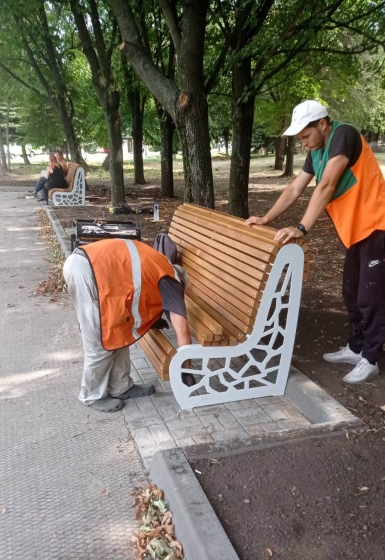 В Краматорске на территории парка Юбилейного начали устанавливать лавки (фотофакт)