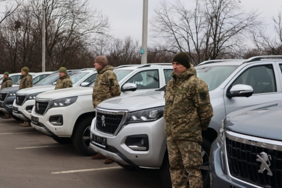 Донецька ОВА передала військовим ще 12 автомобілів