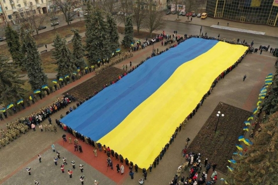 В Бахмуте на День Соборности развернули 60-метровый флаг Украины 