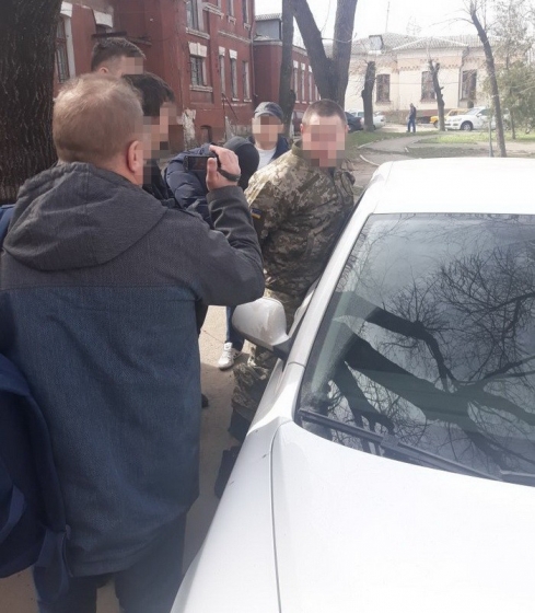 В Николаеве командир взвода требовал от родителей военного $400 во избежание его отправки в АТО 