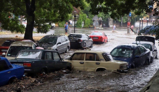 В Одессе поток воды во время ливня снес десяток машин и разворотил коллектор 