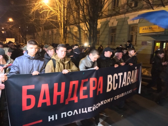 &quot;Бандера, вставай!&quot;. В Киеве проходит марш националистов с требованием отставки Авакова