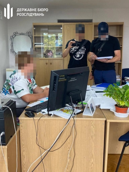 ГБР поймало на систематических взятках чиновницу налоговой в Донецкой области