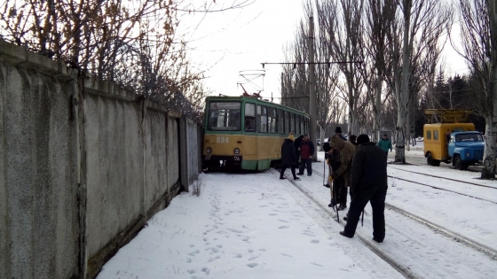 В Дружковке трамвай слетел с рельсов и врезался в забор 