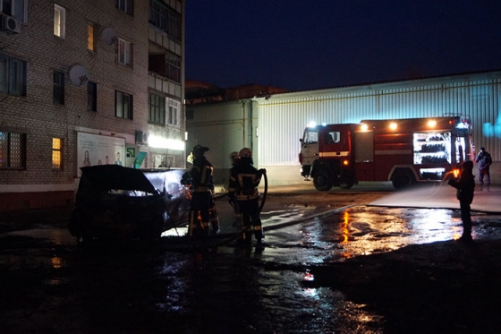 В Краматорске посреди двора многоэтажки сгорел автомобиль