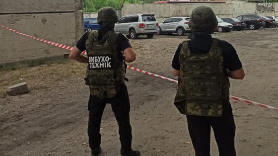 На Луганщине под автомобилем сотрудника СБУ нашли предмет, похожий на бомбу