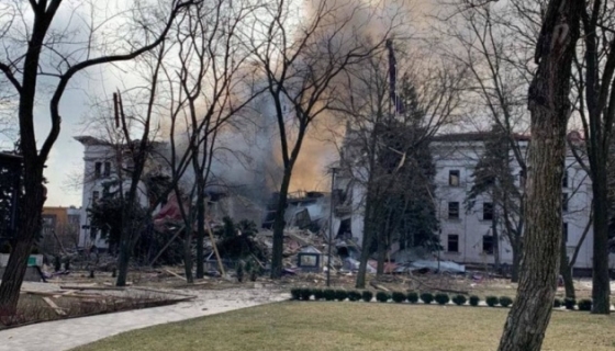 россияне сняли видео в уничтоженном театре Мариуполя, прогуливаясь буквально по трупам – советник мэра