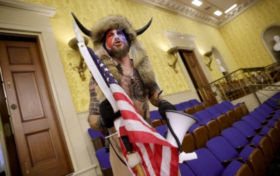 Штурмовавший Капитолий &quot;викинг&quot; готов дать показания против Трампа