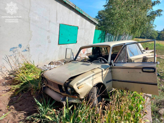 Поліціянти виявили водія, який не впорався з керуванням та злетів з дороги