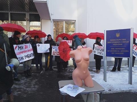 &quot;Секс - это не преступление&quot;: активисты пикетировали МВД с требованием декриминализации проституции (видео)