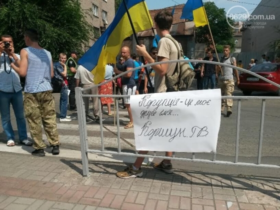 В Мариуполе у прокуратуры общественники митингуют против коррупции 