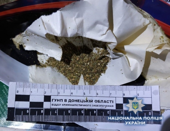 Краматорчанин намагався уникнути відповідальності «скинувши» згорток з коноплею 