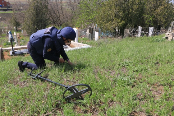 На кладбищах в Донецкой области пиротехники нашли 13 взрывоопасных предметов 