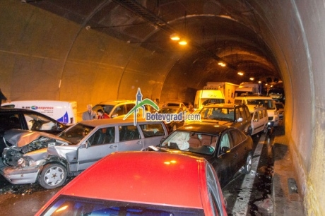 В Болгарии в тоннеле столкнулись 50 авто, трое погибших