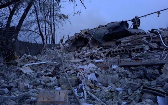 Ракетний удар по Дніпропетровській області: на місці влучання масштабна пожежа
