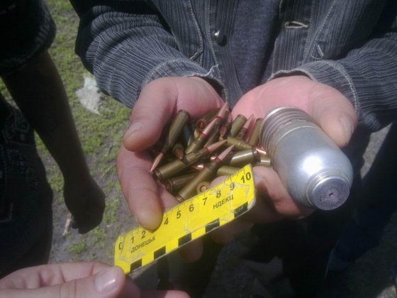 Полицейские продолжают разоружить местных жителей 