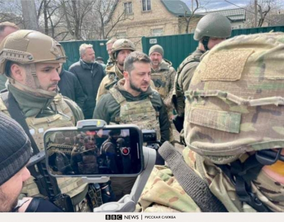 Зеленский в Буче осмотрел уничтоженную технику врага и пообщался с жителями