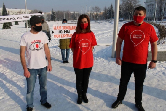 В Краматорске депутаты от «Партии Шария» разделись на морозе, протестуя против повышения коммунальных тарифов
