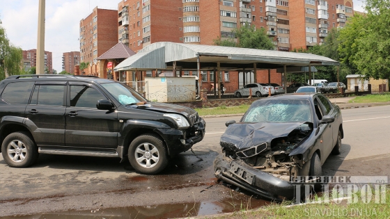 В Славянске столкнулись два автомобиля