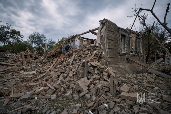 Рашисти завдали ударів по громадах Донеччини. У Бахмуті пошкоджені багатоповерхівки, приватні будинки, дитсадок 