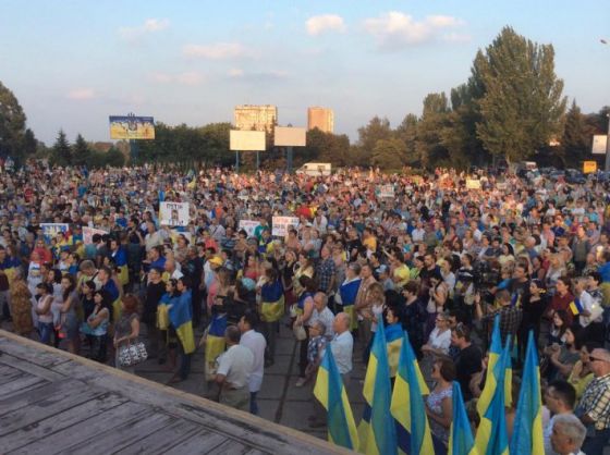 В Мариуполе ждут колонну тяжелой техники из России, проводят митинг за мир и обещают отстоять свой город 