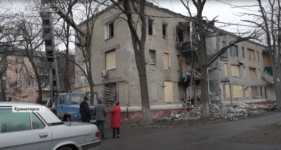 Після обстрілу в Краматорську люди використовують автокран та драбину, щоб потрапити до своїх квартир (відео)
