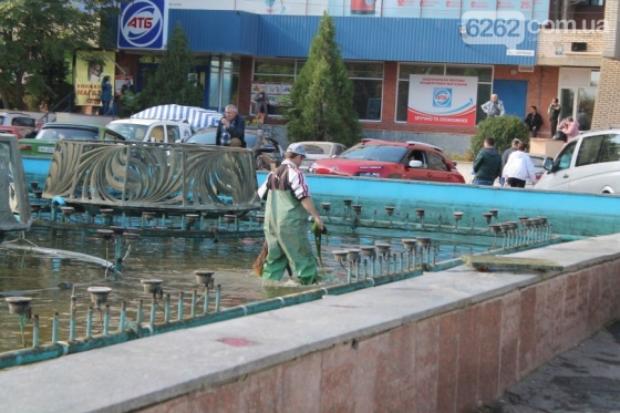 В Славянске чистят фонтан и закрывают до следующего сезона  