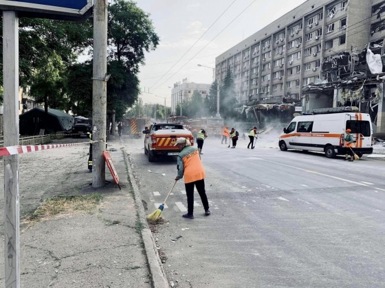 комунальники розчищають ділянки доріг, де необхідно забезпечити проїзд після ракетних ударів росіян