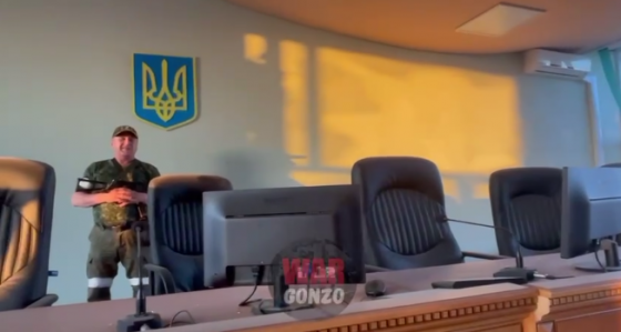 С флагами в разбитом окне: «ДНР» показала «народного мэра» Славянска в Лимане 