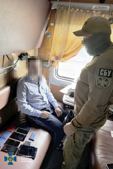 &quot;Зливав&quot; ГРУ РФ дані про маршрути руху ешелонів ЗСУ: СБУ затримала залізничника-зрадника на Харківщині
