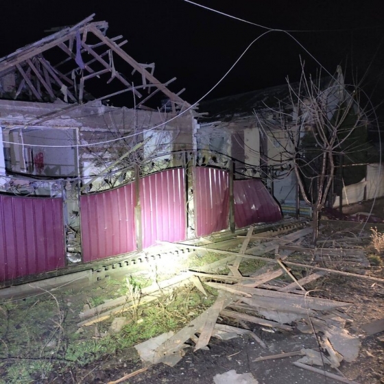 Ніч на Дніпропетровщині: ворог двічі обстріляв Нікопольський район, пошкоджено будинки, газогони та лiнiю електропередач