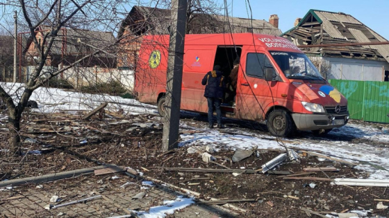 Евакуація рятує життя: волонтери допомагають вивозити людей з Покровської громади