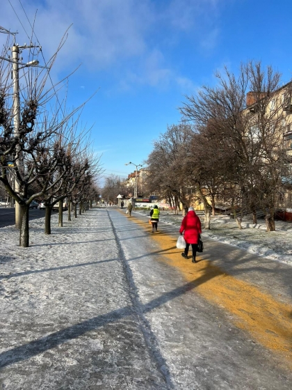 У Краматорську борються з ожеледицею: основну увагу приділяють тротуарам