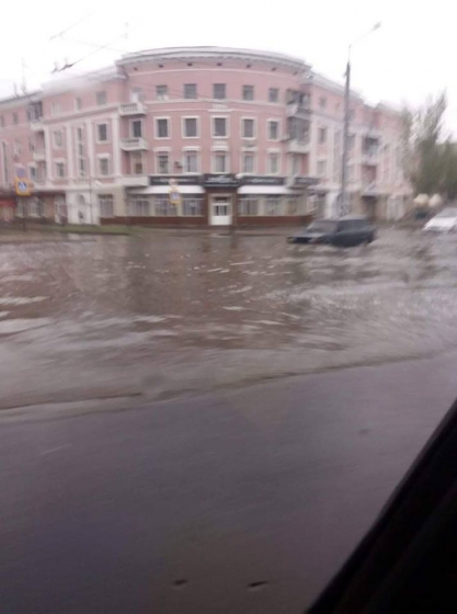 В Краматорске дождь снова превратил привокзальную площадь в озеро