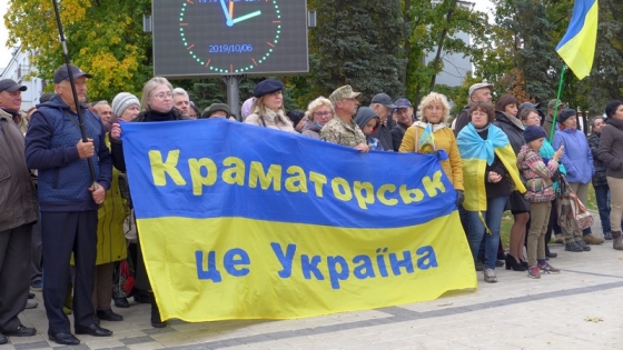В Краматорске жители вышли на протест против отведения войск от линии фронта