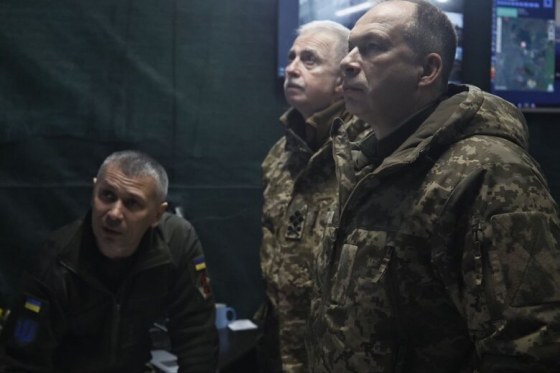 Сирський приїхав до Бахмуту: Бої тривають на околицях, росіяни хочуть оточити місто
